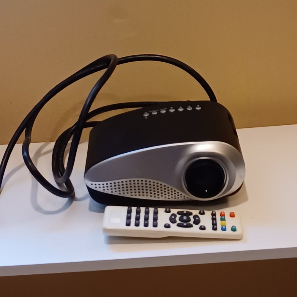 Mini LED Projector - Picture 4 of 4